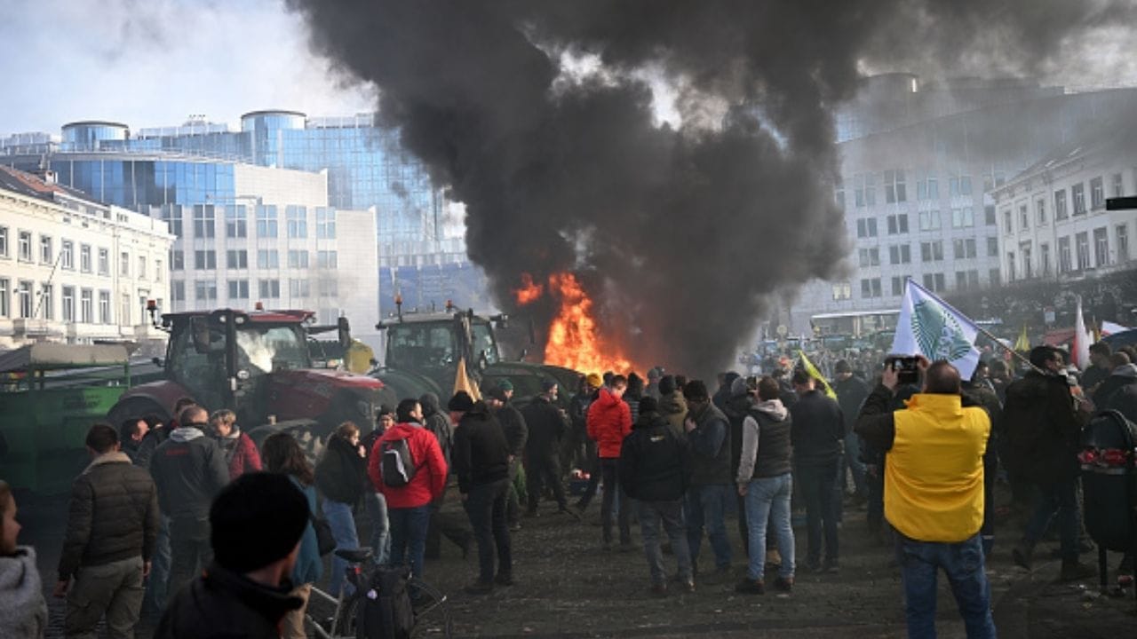 Farmers Protest in Europe: ট্রাক্টর নিয়ে রাজধানী অভিযান, বিক্ষোভে বিধ্বস্ত ইউরোপিয়ান ইউনিয়ন Farmers Protest in Europe: ট্রাক্টর নিয়ে রাজধানী অভিযান, বিক্ষোভে বিধ্বস্ত ইউরোপিয়ান ইউনিয়ন