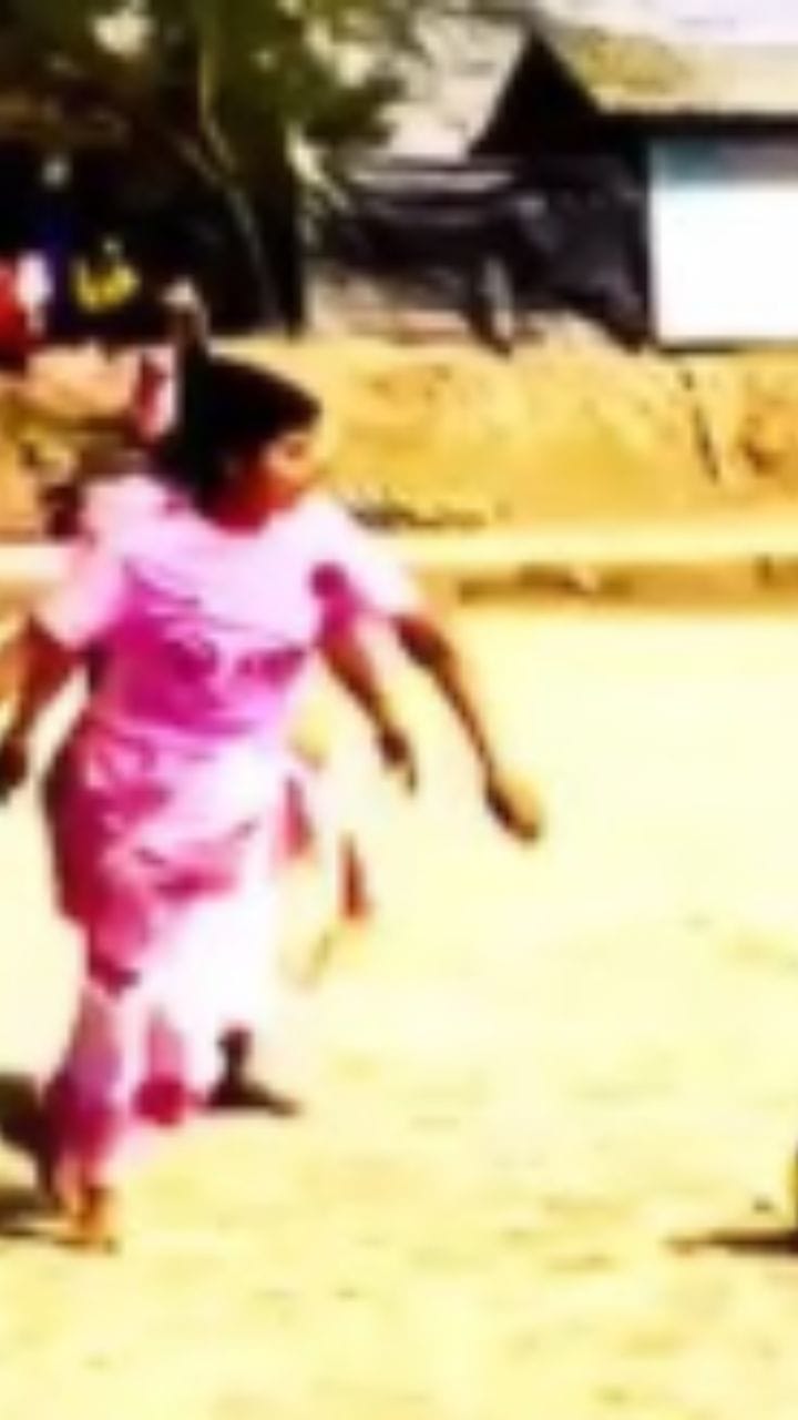 ফুটবলের শটে অভিনব বার্তা―শাড়ি পরেই গ্রাউন্ডে মহিলারা