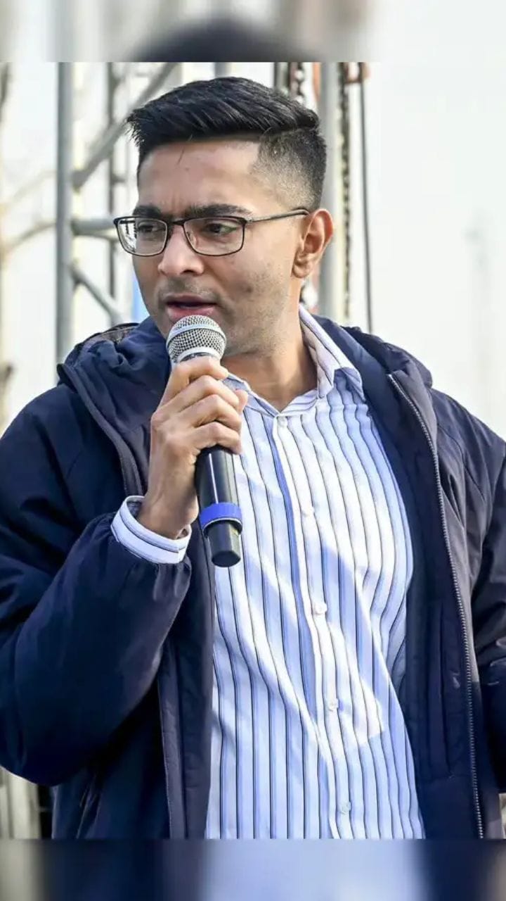 কোচবিহারের র‌্যাম্পেও 'মৃত' তুললেন অভিষেক