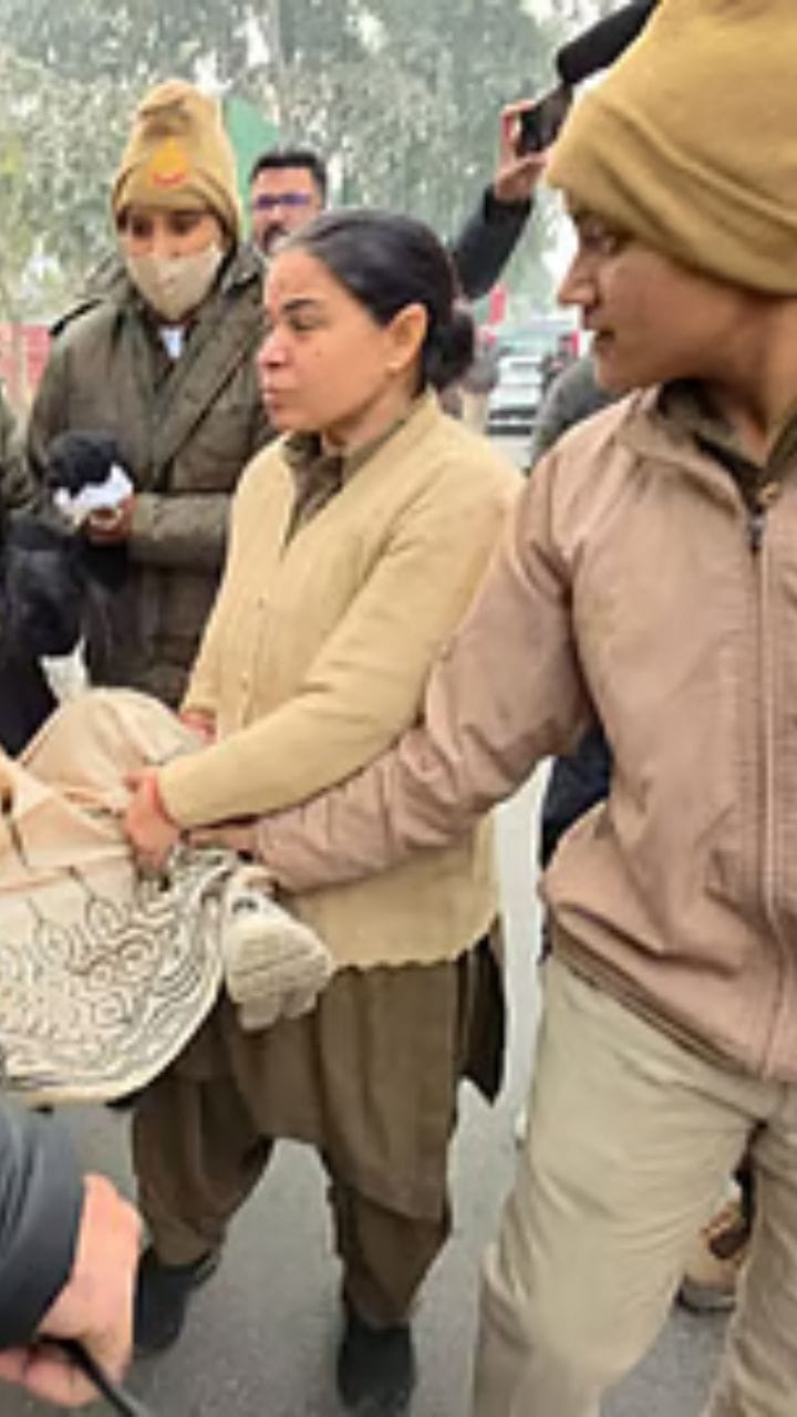 শাহের অফিসের সামনে ধর্না, TMC সাংসদদের টেনে নিয়ে গেল পুলিশ