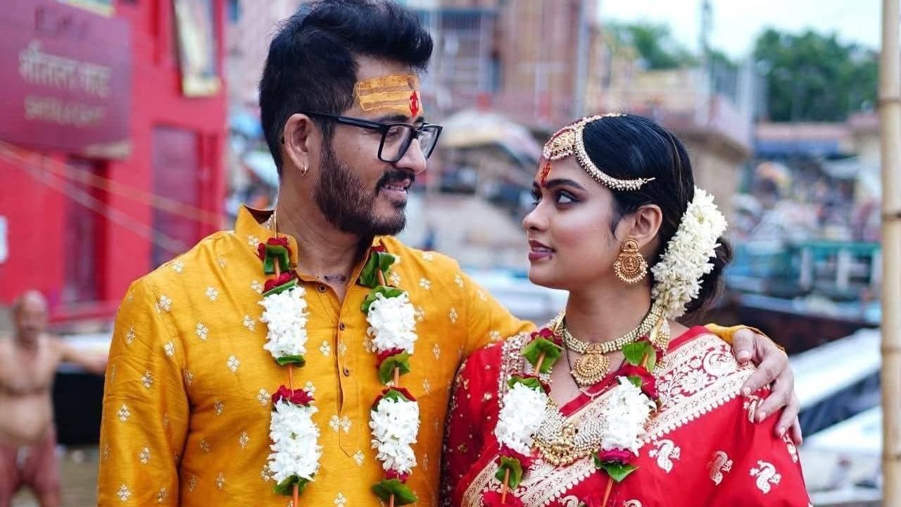 সূত্রের খবর, বেনারসেই দ্বিতীয়বার বিয়ের পিঁড়িতে বসেছেন হিরণ। সেখান থেকেই সামনে এসেছে একাধিক ছবি। তাতেই ঝকঝকে লাল বেনারসিতে দেখা যাচ্ছে হৃতিকাকে। হলুদ পাঞ্জাবিতে ঝলমল করছেন হিরণ। 