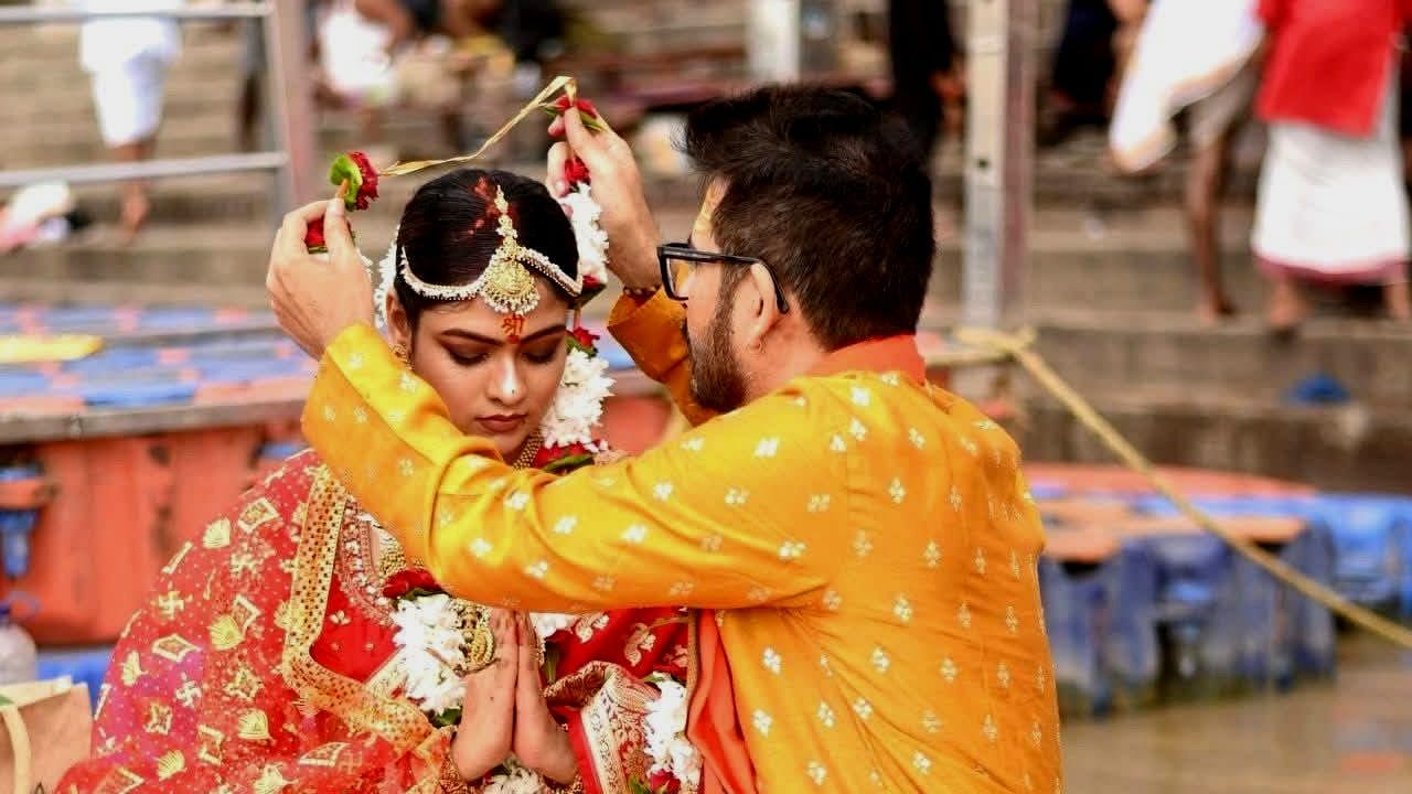 অনিন্দিতা এও বলছেন, তাঁদের ঘরের সমস্যা খুব একটা বাইরে না এলও তলে তলে ঝামেলা চলছিল অনেকদিন থেকেই। তাঁর সঙ্গে হিরণের বিয়ে হয় ২০০০ সালের ১১ ডিসেম্বর। ২০২৫ সালে ২৫ বছর পূর্ণ হয়। এখনও তাঁদের ডিভোর্স হয়নি। 