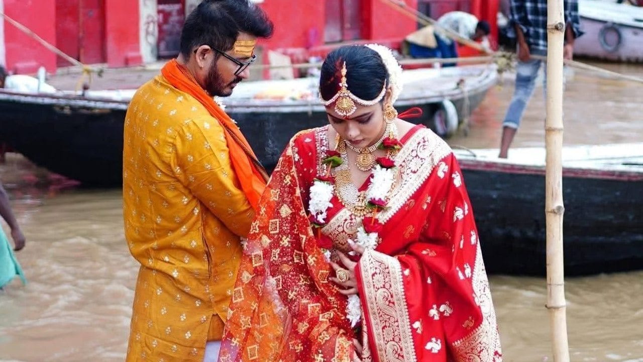 হিরণের বিরুদ্ধে একরাশ ক্ষোভ উগরে দিয়ে তিনি বলছেন, দীর্ঘদিন থেকে আমার আর আমার মেয়ের উপরে মানসিক নির্যাতন চলছিল। আমরা খুব ভদ্র বলে আমরা এতদিন বাইরে বলিনি। আমার মেয়েরও তো একটা ক্যারিয়ার রয়েছে। কিন্তু এখন তো সবই ওপেন। 