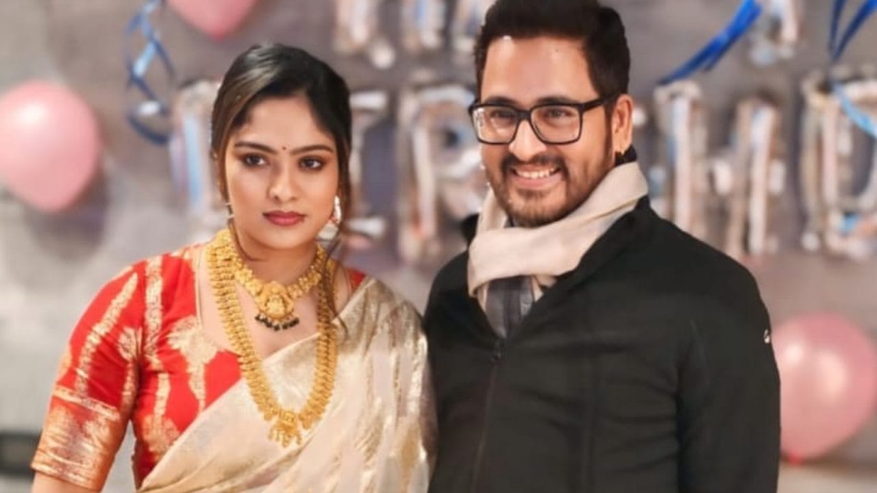 অনিন্দিতা দেবী যে মানসিকভাবে বিপর্যস্ত তাও বলেন বারবার। তীব্র ক্ষোভ উগরে দিয়ে বলছেন, “কতটা অভদ্র হলে এই এখন এই বিয়ের ছবি দেয়। কিন্তু কোনওদিন দেখিনি নিজের মেয়ের ছবি দিয়েছে। তাহলেই ভাবুন মানুষ হিসাবে উনি কেমন।”