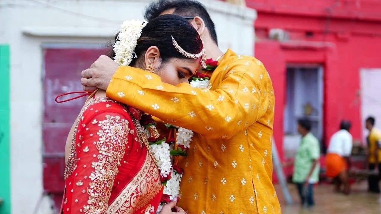 যদিও স্ত্রী অনিন্দিতা ধিক্কার জানাচ্ছেন এই বিয়েকে। তাঁর দাবি, তাঁর সঙ্গে বিবাহ-বিচ্ছেদ না করেই বিয়ে করেছেন হিরণ। ঘরে রয়েছে তাঁদের ১৯ বছরের মেয়ে। অনিন্দিতার দাবি, হৃতিকার বয়স এখন ২১। সেখানে হিরণ ৫০ ছুঁইছুঁই। 