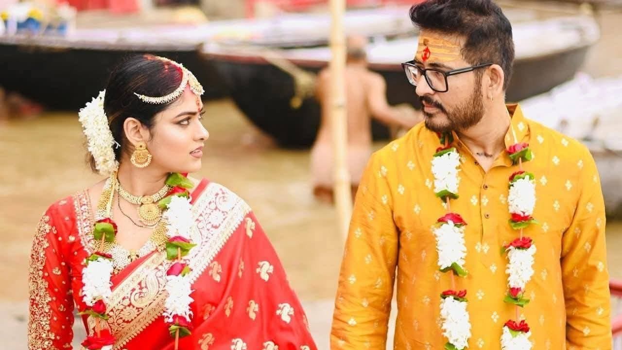 বাড়িতে বউ রেখে আবার একটা বিয়ে করেছেন। সোশ্যাল মিডিয়ায় নিজেই সেই ছবি পোস্ট করেন। পরে আবার বিতর্কের মুখে সেই ছবি ডিলিটও করে দেন অভিনেতা-সাংসদ হিরণ চট্টোপাধ্যায়। যদিও ততক্ষণে নববধূ হৃতিকা গিরির সঙ্গে হিরণের ছবি দেখে ফেলেন স্ত্রী অনিন্দিতা চট্টোপাধ্যায়। 