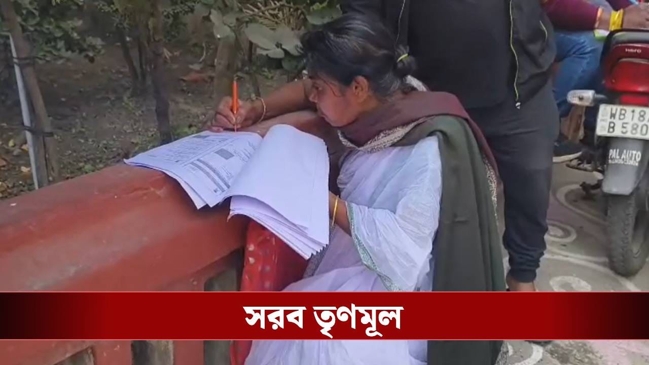SIR in Bengal: ২ দিন আগে স্বামীর মৃত্যু, সাদা থান পরে শুনানিকেন্দ্রে প্রৌঢ়া SIR in Bengal: ২ দিন আগে স্বামীর মৃত্যু, সাদা থান পরে শুনানিকেন্দ্রে প্রৌঢ়া