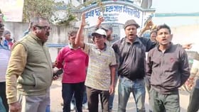 ভোটার তালিকায় ২০০ জনের দাদু হয়ে গেলেন বাবা! এবার বিক্ষোভ শুরু হাওড়া