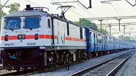 কোনওটা লাল-কোনটা নীল, ভারতের ট্রেনের এই ভিন্ন-ভিন্ন রঙের অর্থ কী?