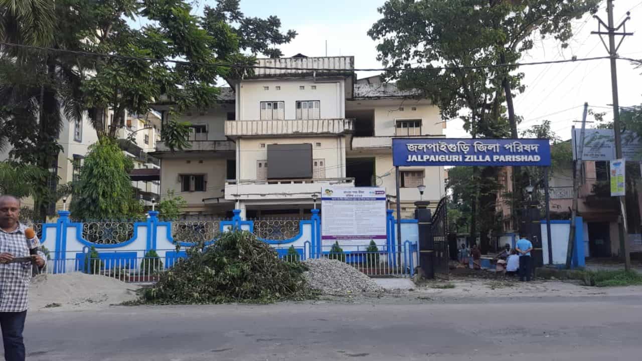 BJP: ‘ঘাড় ধাক্কা দিয়ে জেলা পরিষদ থেকে বের করে দেওয়া হবে’, বিপ্লব দেবের সামনে কাদের উপর রেগে গেলেন বিজেপি নেতা? BJP: ‘ঘাড় ধাক্কা দিয়ে জেলা পরিষদ থেকে বের করে দেওয়া হবে’, বিপ্লব দেবের সামনে কাদের উপর রেগে গেলেন বিজেপি নেতা?