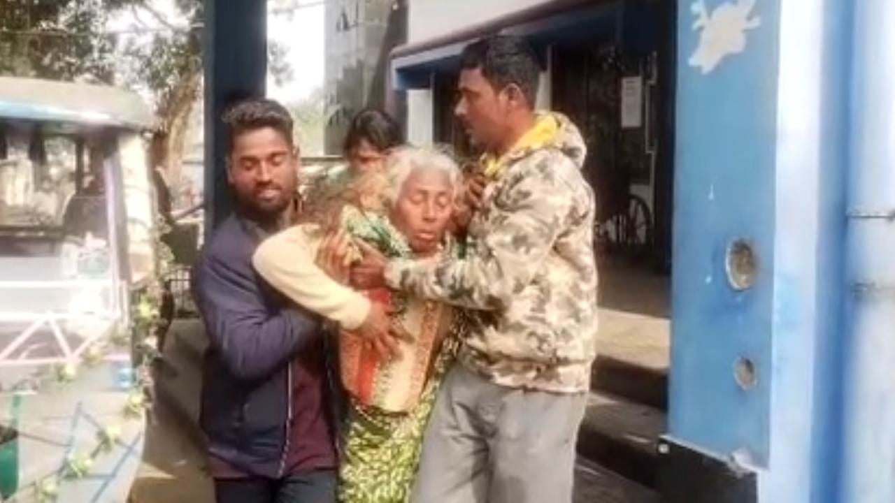 Jalpaiguri: কাগজ নেই, বাংলাদেশে পাঠানোর আতঙ্ক! শুনানির আগেই অসুস্থ দুই সতীনের একজন Jalpaiguri: কাগজ নেই, বাংলাদেশে পাঠানোর আতঙ্ক! শুনানির আগেই অসুস্থ দুই সতীনের একজন