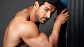 ছাড় পায় না পুরুষ অভিনেতারাও, জনের পিঠ জুড়ে আঁচড়ের দাগ! কী হয়েছিল?