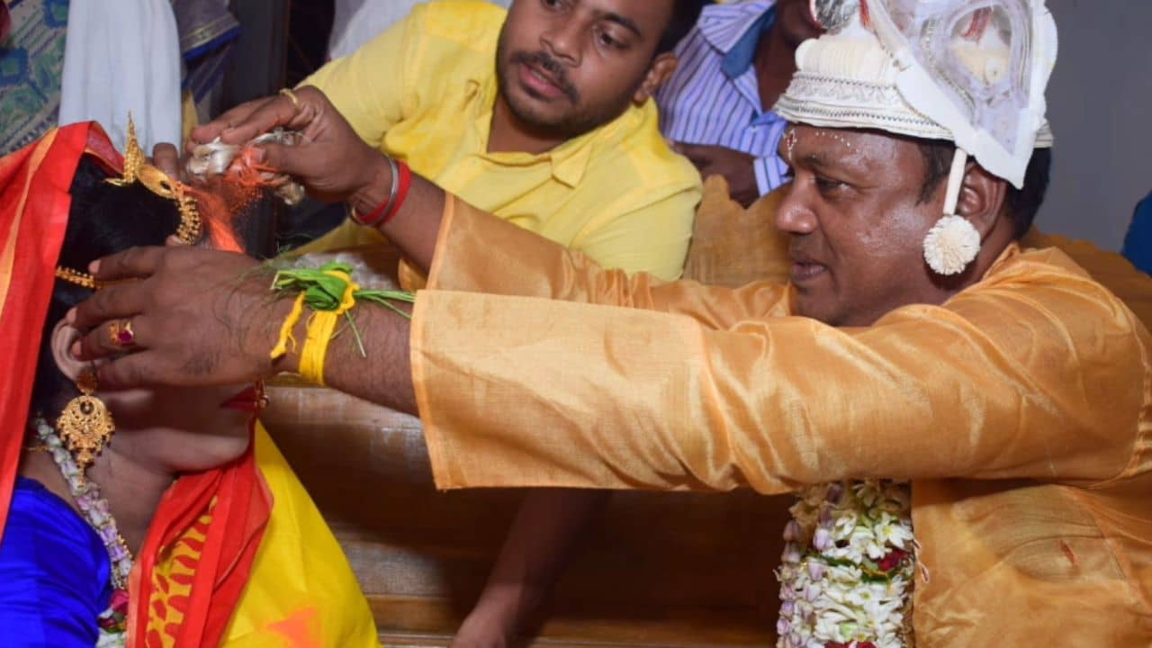 Purulia: প্রথম বিয়ে লুকিয়ে নার্সের সঙ্গে রেজিস্ট্রি ম্যারেজ! ৩০ লক্ষ টাকা প্রতারণার অভিযোগ কলকাতা পুলিশের এক কর্মীর বিরুদ্ধে