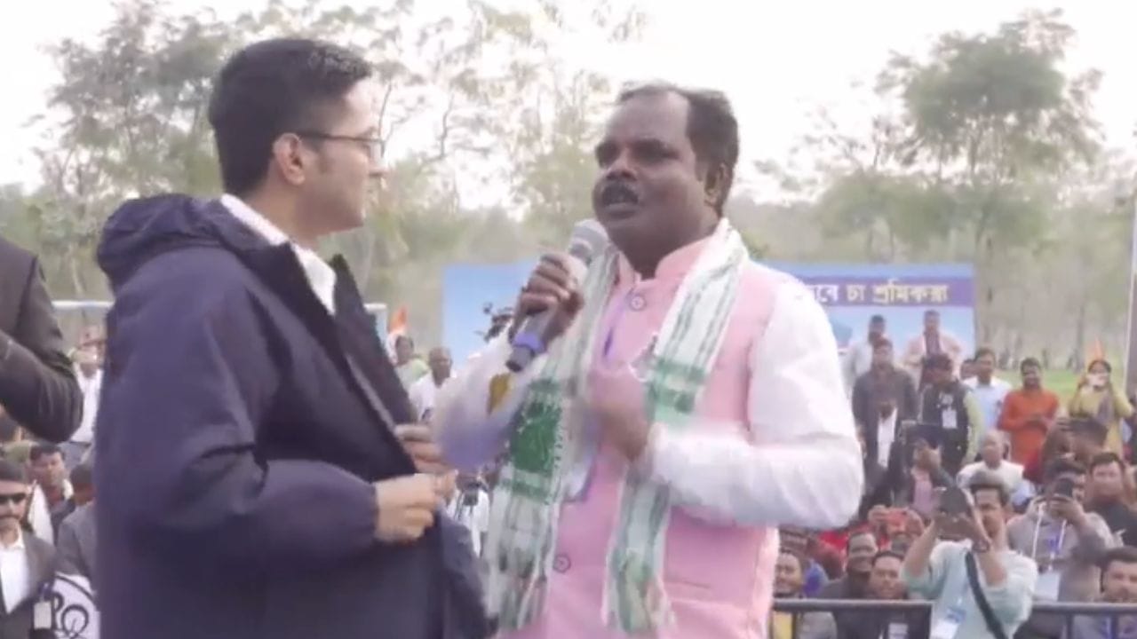 Abhishek Banerjee: 'মাত্র ২৫০ টাকা পাই...', মঞ্চে উঠে বললেন চা শ্রমিক, শুনেই বড় আশ্বাস অভিষেকের Abhishek Banerjee: 'মাত্র ২৫০ টাকা পাই...', মঞ্চে উঠে বললেন চা শ্রমিক, শুনেই বড় আশ্বাস অভিষেকের