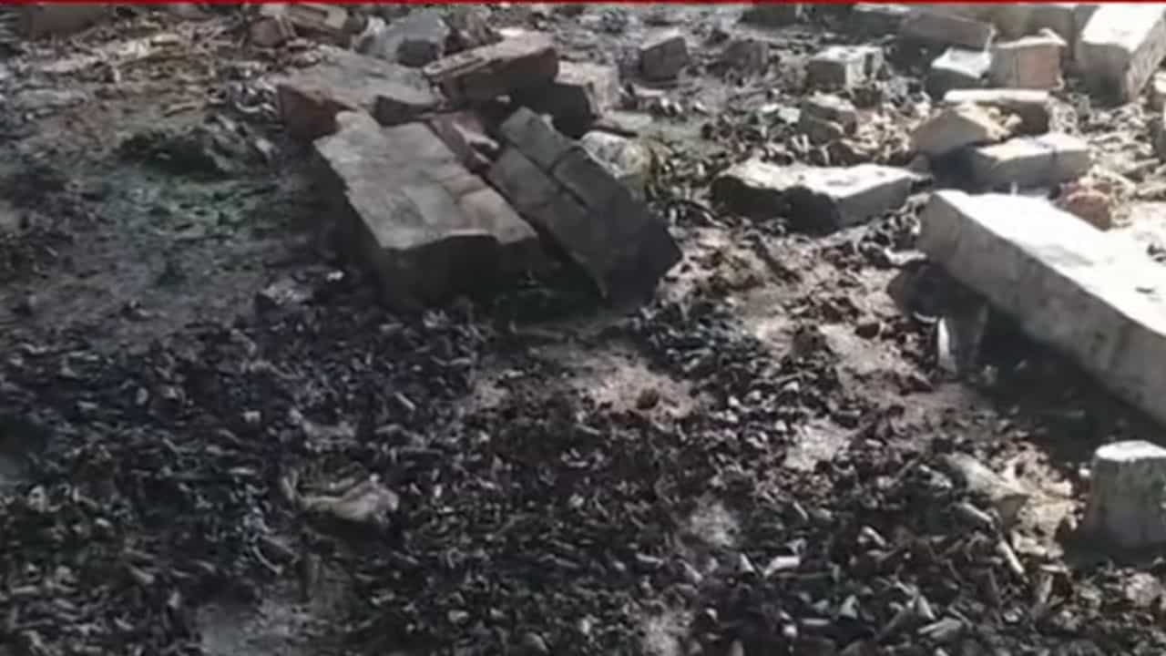 Champahati Blast: চম্পাহাটি বিস্ফোরণস্থলে কংগ্রেসের প্রতিনিধি দল, এখনও আশঙ্কাজনক ৩ Champahati Blast: চম্পাহাটি বিস্ফোরণস্থলে কংগ্রেসের প্রতিনিধি দল, এখনও আশঙ্কাজনক ৩