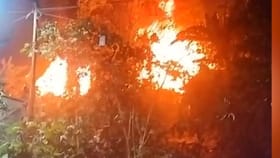 শীতের সন্ধ্যায় দাউদাউ করে আগুন জ্বলছে কলকাতার এই বস্তিতে