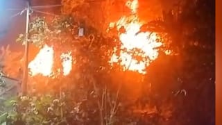 শীতের সন্ধ্যায় দাউদাউ করে আগুন জ্বলছে কলকাতার এই বস্তিতে