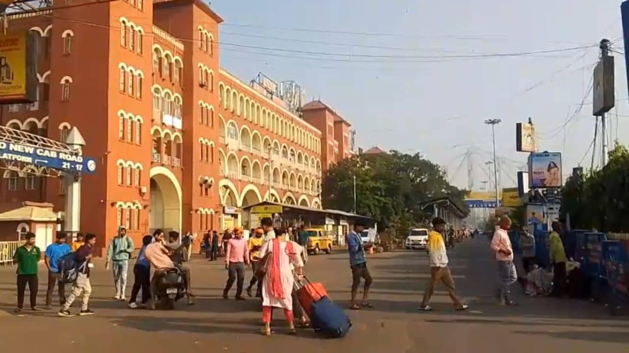 Howrah Station: হাওড়া স্টেশনের বাইরে ওঁৎ পেতে ছিল CID, মহিলার সঙ্গে বাস থেকে নামতেই ধরা পড়ে গেল