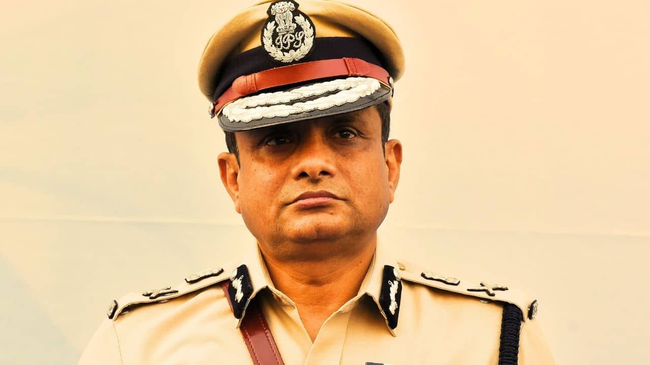 IPS Rajiv Kumar: মেরা বেটা কোই গলত কাম নেহি করেগা, বলেছিলেন মা, কেরিয়ারের শেষ পর্যন্ত বিতর্ক পিছু ছাড়ল না রাজীব কুমারের