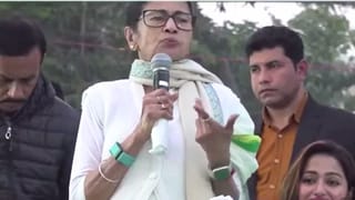 ‘ব্রেন ফেটে রক্ত বেরচ্ছে, ডান হাতটা মাথায় উঠে গেল…’, সেদিনের কথা মনে করালেন মমতা