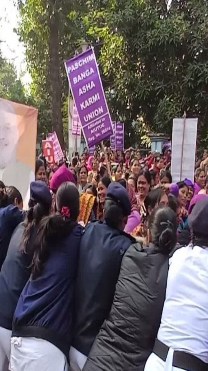 'আমাদের রং একটাই, বেগুনি', প্রতিবাদে মুখর আশাকর্মীরা