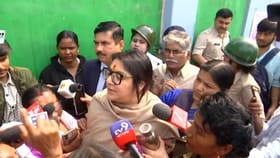 আশাকর্মীদের সঙ্গে দেখা করতে আসেন, গো ব্যাক স্লোগান লকেটকে