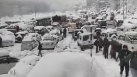 ৬০০-রও বেশি রাস্তা বন্ধ, বরফে মানালিতে কী হল দেখুন...
