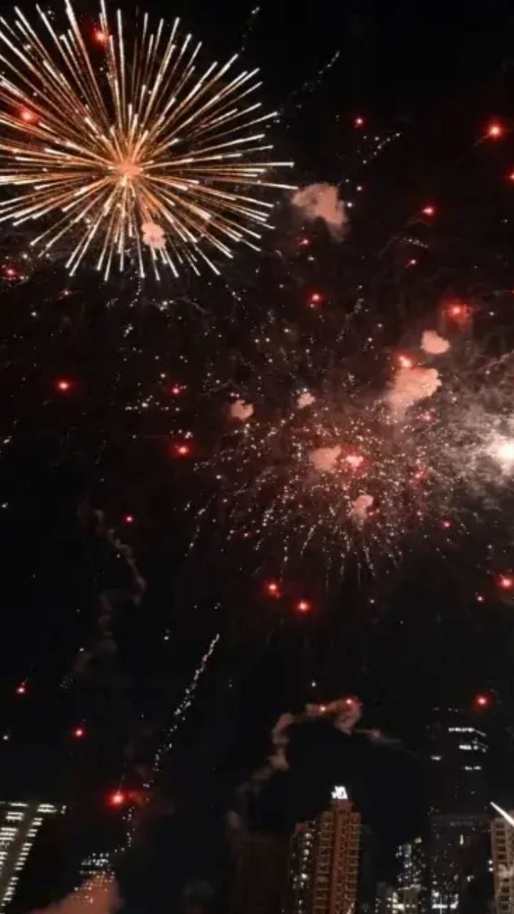 দেদার বাজি ফাটিয়ে বর্ষবরণ, বিষিয়ে গেল তিলোত্তমার হাওয়া