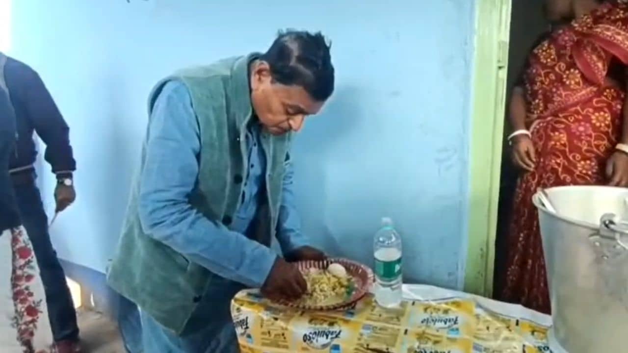 Purba Bardhaman: মা ক্যান্টিনে ৫ টাকার খাবার খেলেন, পাতা ফেলতে গিয়ে রেগে কাঁই মন্ত্রী
