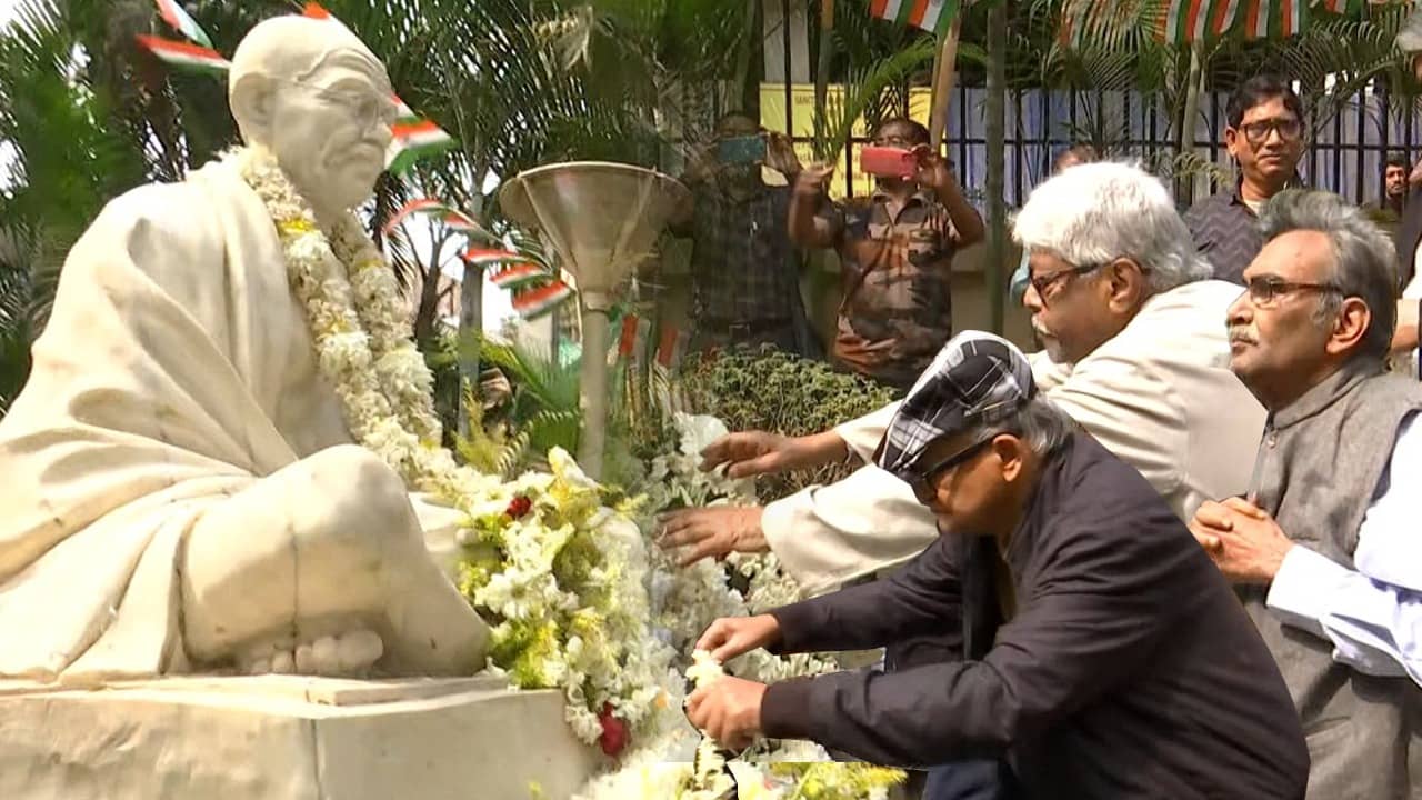 Left alliance: গান্ধী কি মেলাবেন বাম-কংগ্রেসকে? মহাত্মাকে লাল সেলামে জোট নিয়ে জোর জল্পনা