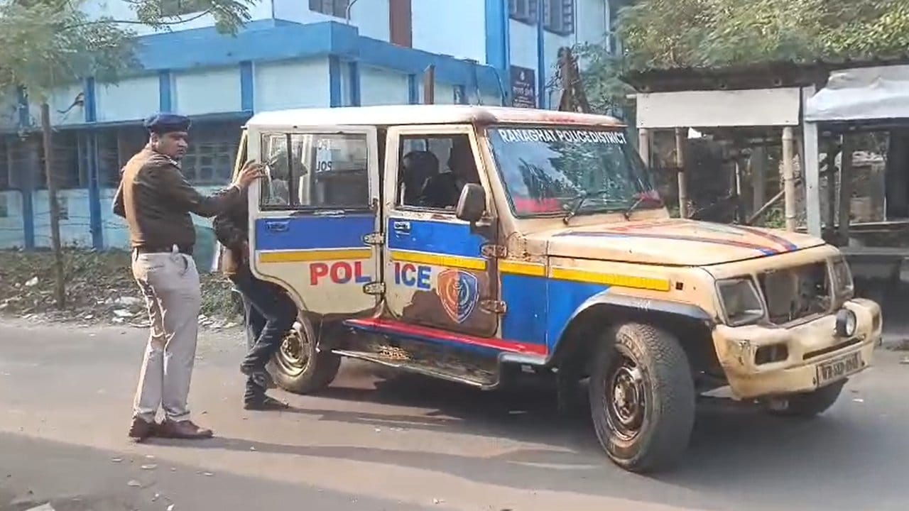 Ranaghat: হোমে যুবতীর উপর ভয়ঙ্কর কাণ্ড, হাসপাতালে মৃত্যু! পুলিশ তুলে নিয়ে গেল মালিককে Ranaghat: হোমে যুবতীর উপর ভয়ঙ্কর কাণ্ড, হাসপাতালে মৃত্যু! পুলিশ তুলে নিয়ে গেল মালিককে