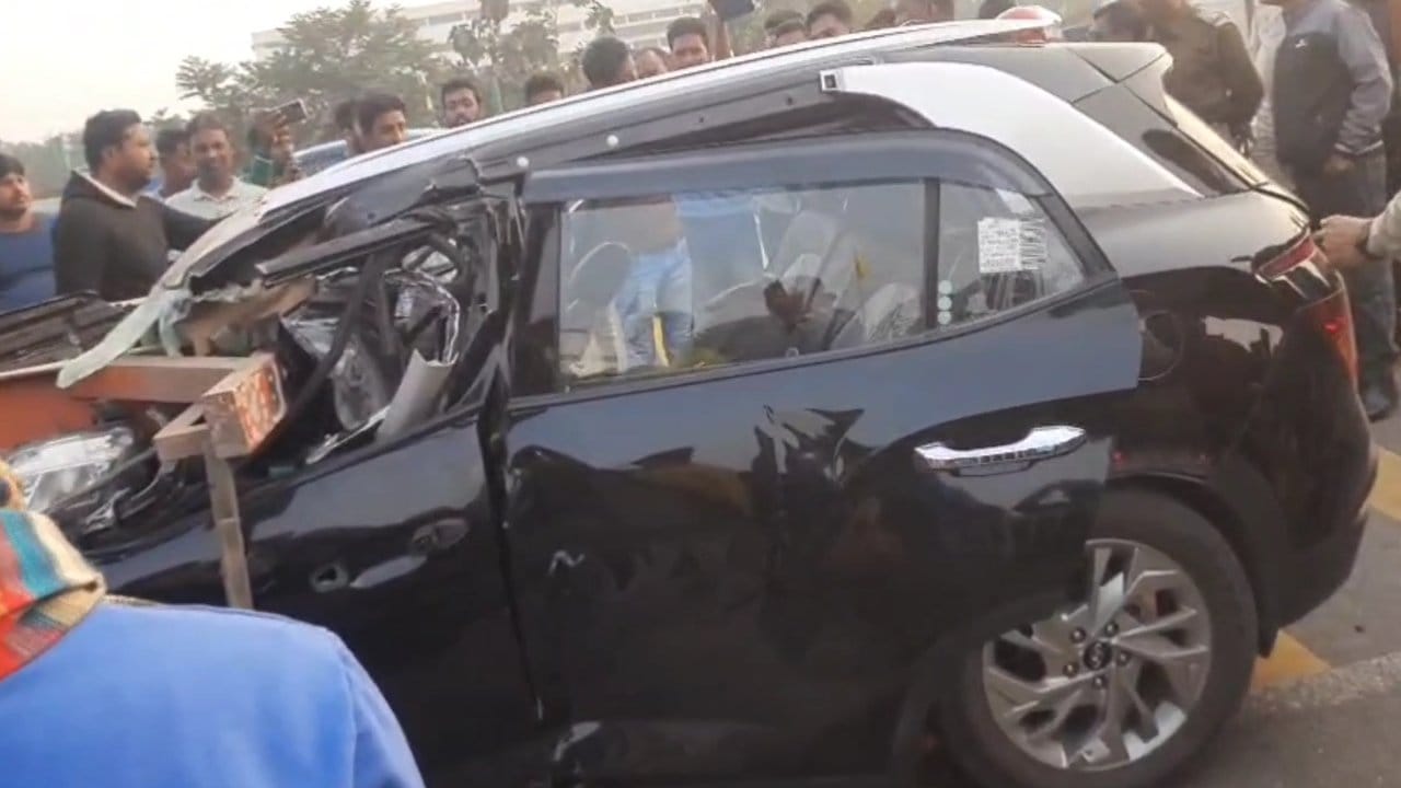 Road Accident: ট্যাঙ্কারের পিছনে আটকে গেল চারচাকা, এয়ারপোর্টে যাওয়ার পথে ছেলের সঙ্গেই প্রাণ গেল মা-বাবার Road Accident: ট্যাঙ্কারের পিছনে আটকে গেল চারচাকা, এয়ারপোর্টে যাওয়ার পথে ছেলের সঙ্গেই প্রাণ গেল মা-বাবার