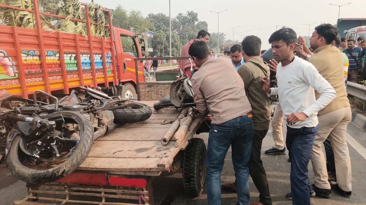 Road Accident: ১২ নম্বর জাতীয় সড়কে ভয়ঙ্কর পথ দুর্ঘটনা, প্রাণ গেল দু’জনের, আশঙ্কাজনক আরও ২ Road Accident: ১২ নম্বর জাতীয় সড়কে ভয়ঙ্কর পথ দুর্ঘটনা, প্রাণ গেল দু’জনের, আশঙ্কাজনক আরও ২