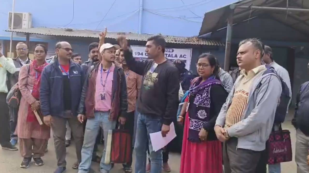 Hooghly: সাধারণ মানুষের কথা ভেবে ৭৫ জন BLO দিলেন ইস্তফা