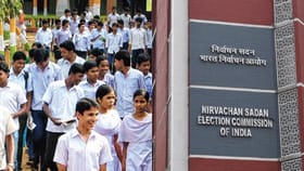 SIR আবহে সামাল দেওয়া যাবে মাধ্যমিক পরীক্ষায়? কাজের খতিয়ান দিল কমিশনের