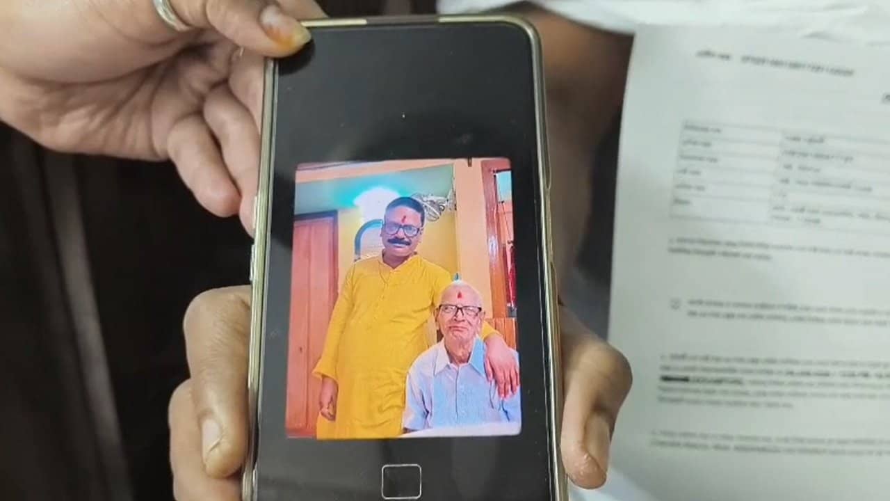 SIR in Bengal: এসআইআর শুনানির আতঙ্ক? রিষড়ায় ৮৫ বছরের বৃদ্ধের মৃত্যুতে চাপানউতোর