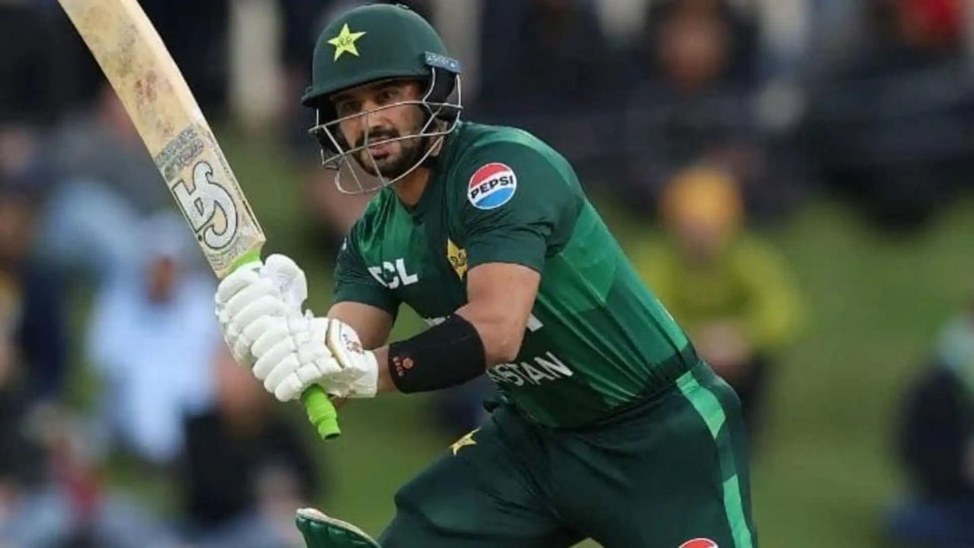 সাহেবজাদা ফরহান – পাকিস্তানের অন্যতম সেরা ব্যাটসম্যান। পাকিস্তান বরাবর আনপ্রেডিক্টেবল দল। গ্রিন আর্মি চমক দেখাবে কিনা, নির্ভর করবে ফরমানের মতো ব্যাটারের উপর। এমনিতে গত টি-টোয়েন্টি বিশ্বকাপের গ্রুপ পর্যায় থেকে বিদায় নিতে হয়েছিল পাকিস্তানকে। সেই ক্ষত এখনও রয়েছে। ফরমান যদি সাফল্য পান, কাজটা সহজ হয়ে যাবে পাকিস্তানের। 