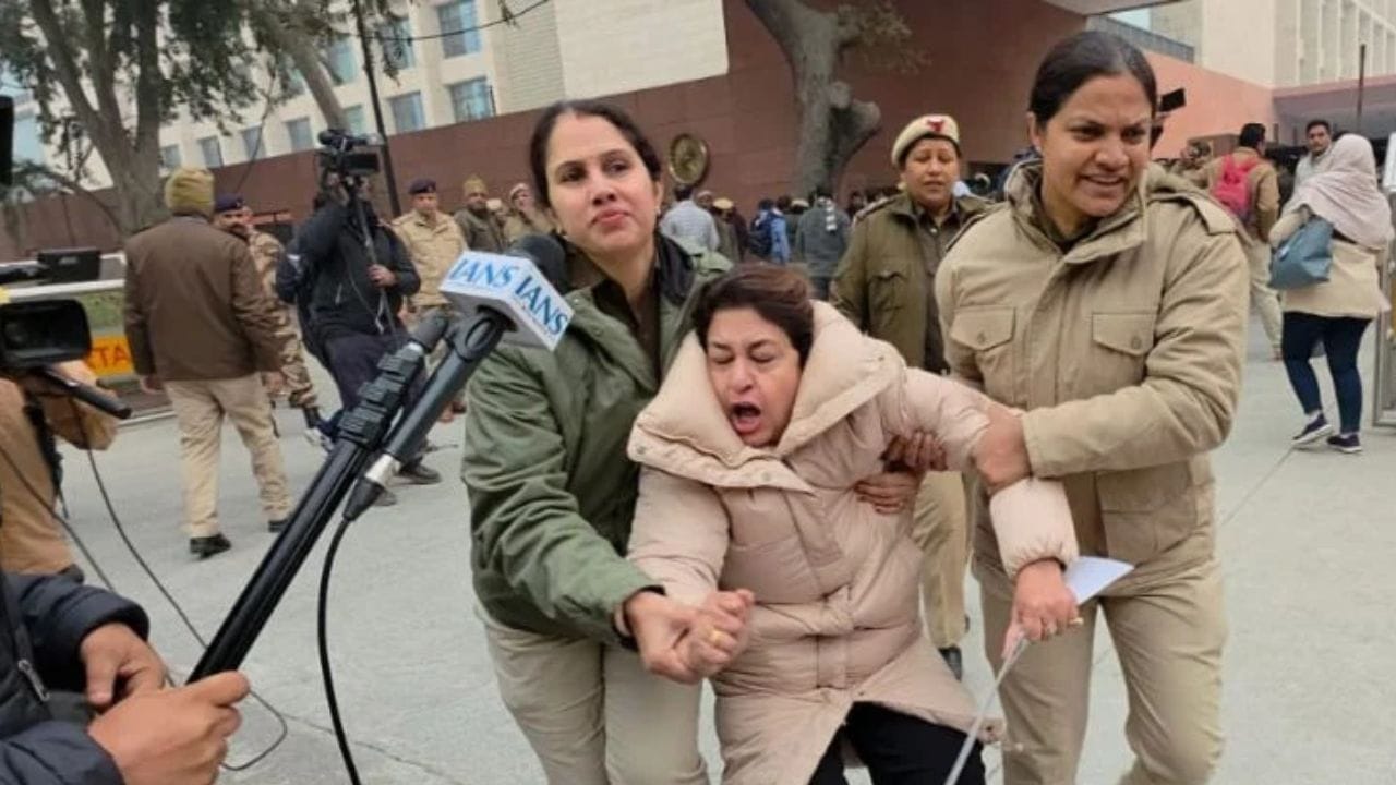 শাহের দফতরের বাইরে ধর্না, তৃণমূল সাংসদদের চ্যাংদোলা করে নিয়ে গেল পুলিশ শাহের দফতরের বাইরে ধর্না, তৃণমূল সাংসদদের চ্যাংদোলা করে নিয়ে গেল পুলিশ