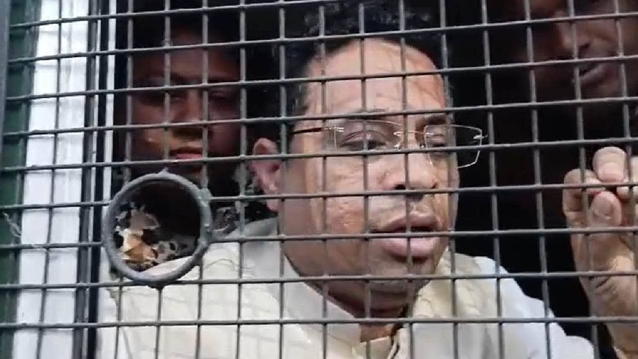 BJP Protest: পুলিশ তুলে নিয়ে গেল সৌমিত্র খাঁ-কে, বাঁকুড়ায় পুলিশ সুপারের অফিসের সামনে তুলকালাম কাণ্ড