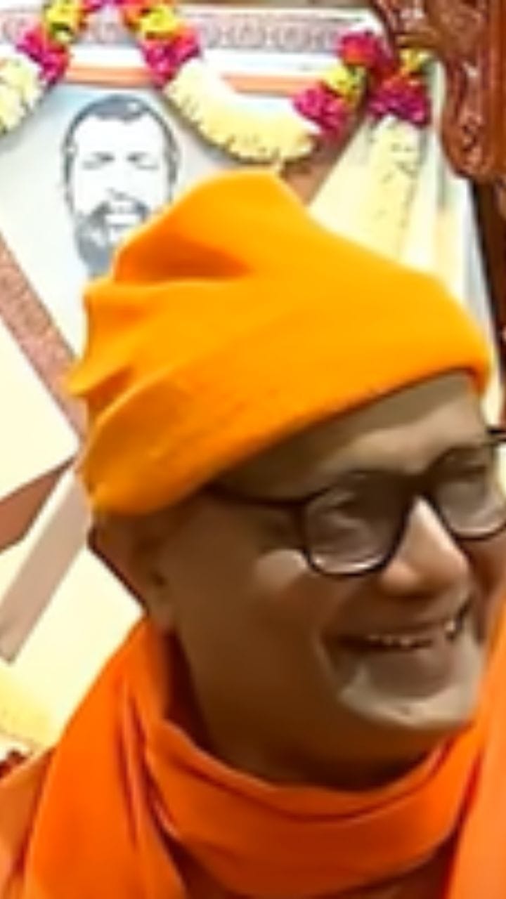 '...নমি নর-দেবতারে', রাজনৈতিক 'লড়াইয়ে' অবস্থান স্পষ্ট স্বামীজিদের