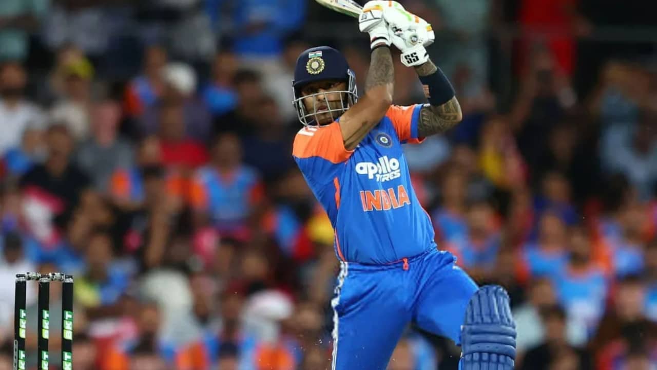 ম্যাক্সওয়েলকে ছাপিয়ে টি–টোয়েন্টি ক্রিকেটে দুরন্ত মাইলফলকে সূর্যর!