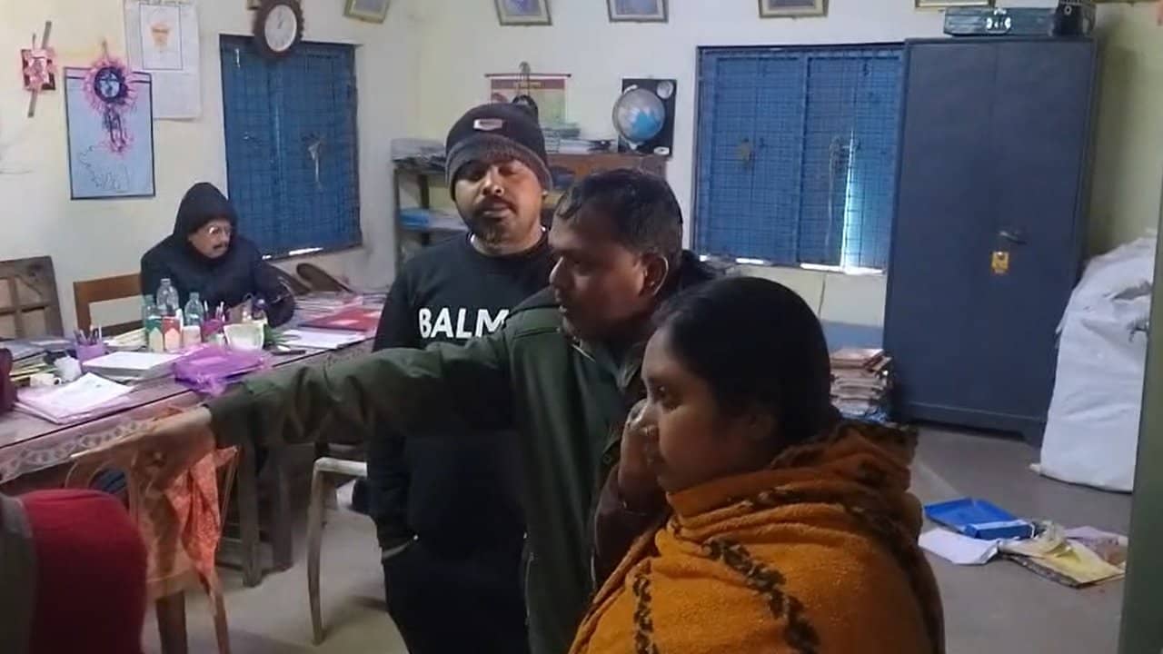 Habra: টিসি দিতে ৩০০ টাকা! প্রধান শিক্ষকের বিরুদ্ধে তোলাবাজির অভিযোগ থানায়