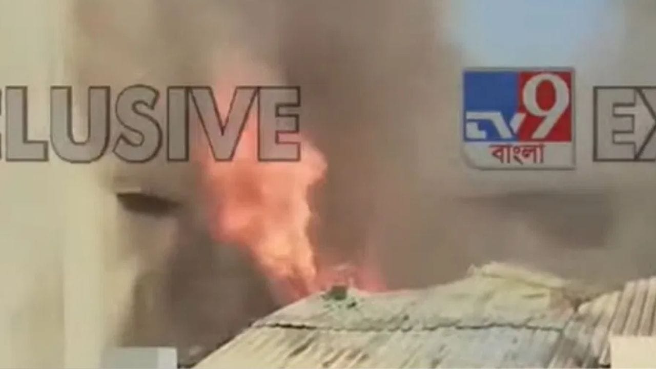 কালো ধোঁয়া ভর্তি, তপসিয়ায় সোফা কারখানায় কী হল দেখুন…