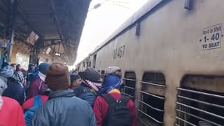 Train Dead body Recover: ট্রেনের ভিতরে বয়স্ক লোকটাকে এভাবে দেখতে হবে? হইহই কাণ্ড