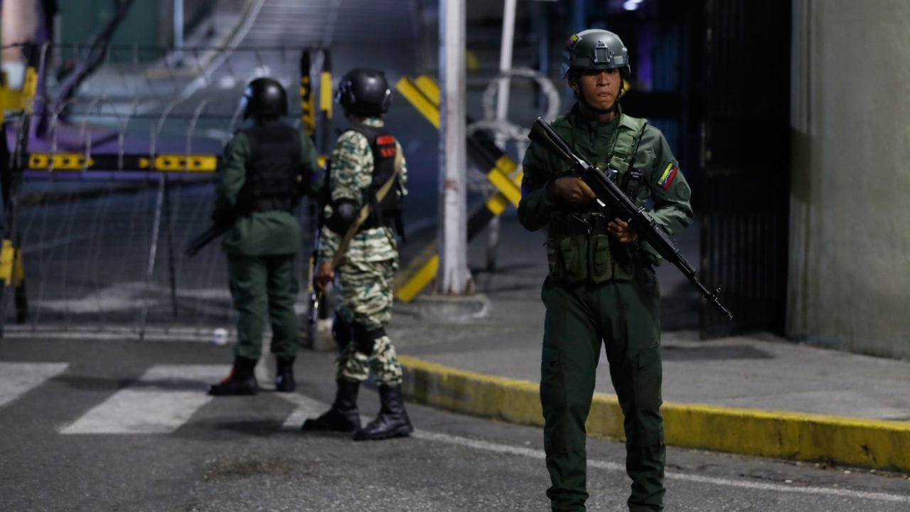 Venezuela Gunfire: মাদুরোর ফেলে আসা ভবনের অদূরে গুলিবৃষ্টি! ভেনেজুয়েলায় এবার সামরিক অভ্যুত্থান?