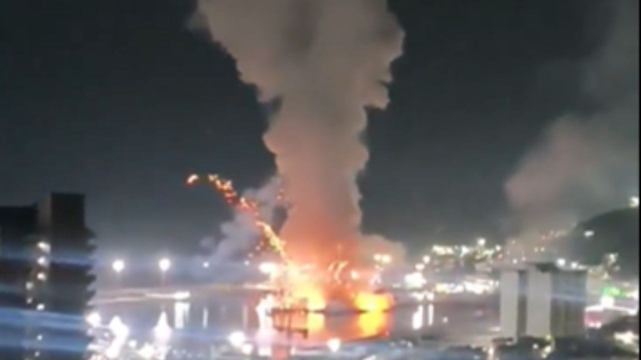 Venezuela Attacked: ভেনেজুয়েলায় অগোচরে স্ট্রাইক আমেরিকার, কী চাইছেন ট্রাম্প? Venezuela Attacked: ভেনেজুয়েলায় অগোচরে স্ট্রাইক আমেরিকার, কী চাইছেন ট্রাম্প?