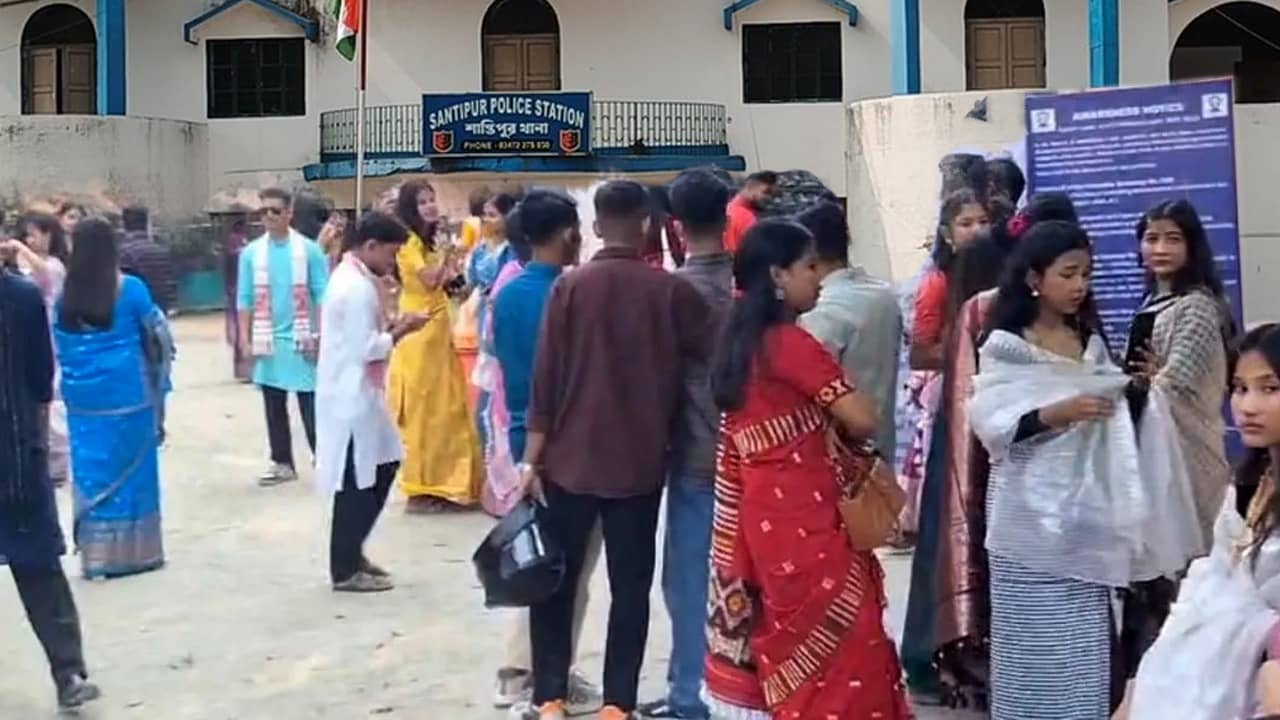 Nadia: মোবাইলে ছিল গুলি-বন্দুকের ছবি! সরস্বতী পুজোর খাওয়া দাওয়া স্কুলে গিয়ে যা করল ছাত্রী, চোখ কপালে তদন্তকারীদেরই