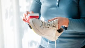 সাদা জুতো নিয়ে চিন্তা? এই কাজ করলে আর কখনওই হবে না নোংরা