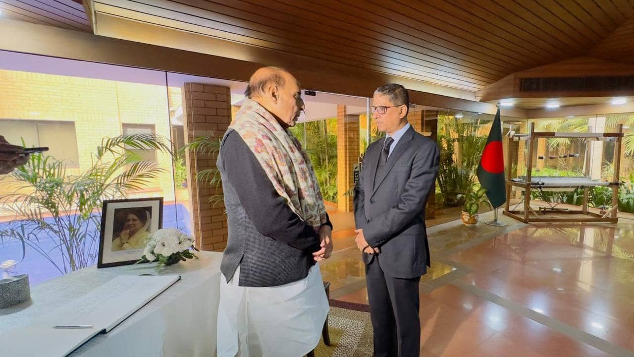 Khaleda Zia Passed Away: কূটনৈতিক টানাপোড়েনের মাঝে বাংলাদেশের দূতাবাসে রাজনাথ! হঠাৎ কী হল?
