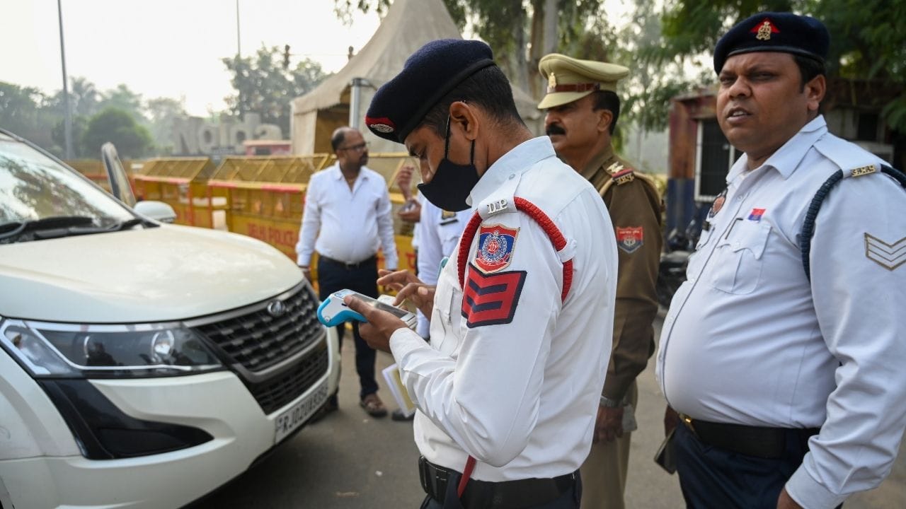 সিগন্যাল ভাঙেননি, তাও e-Challan এসেছে? কী করবেন এমন সমস্যায় পড়লে? সিগন্যাল ভাঙেননি, তাও e-Challan এসেছে? কী করবেন এমন সমস্যায় পড়লে?